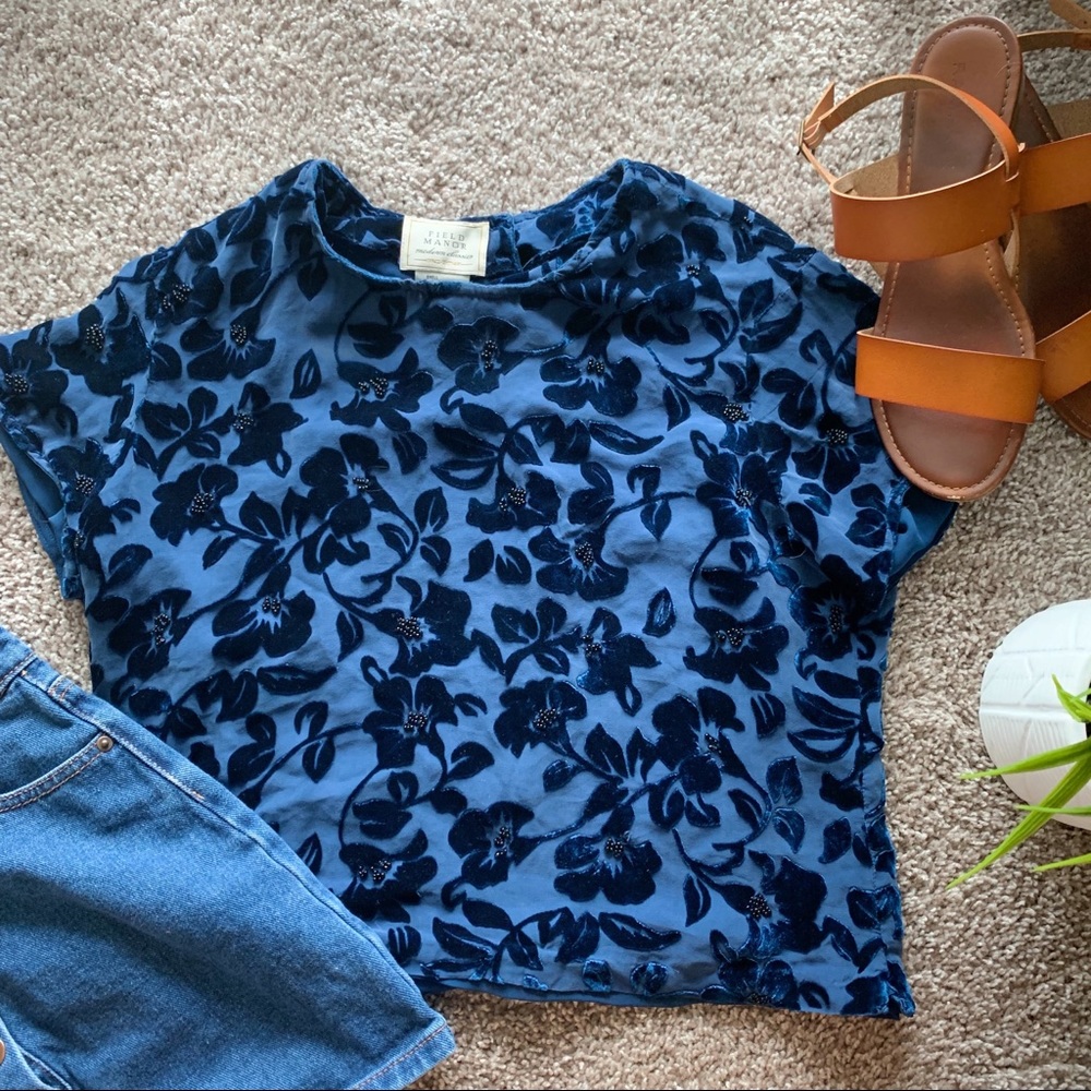 Field Manor size medium top